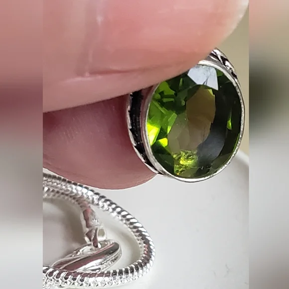 Peridot Gemstone & Silver Necklace,  Beautiful Faceting, Gorgeous Green, Chain - Picture 9 of 12